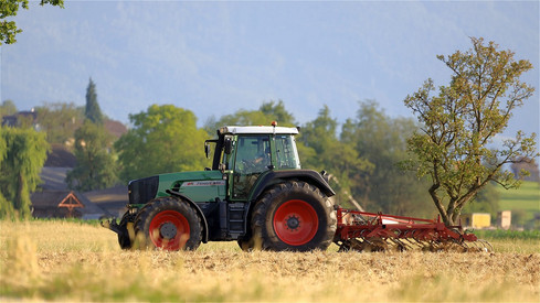 Traktor auf Feld