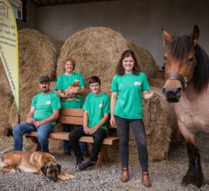 Familie Müller mit Hund und Pferd