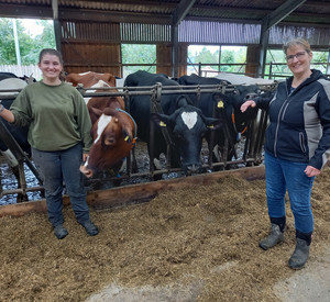 Astrid Steuerwald Ludwig und Tochter im Kuhstall.