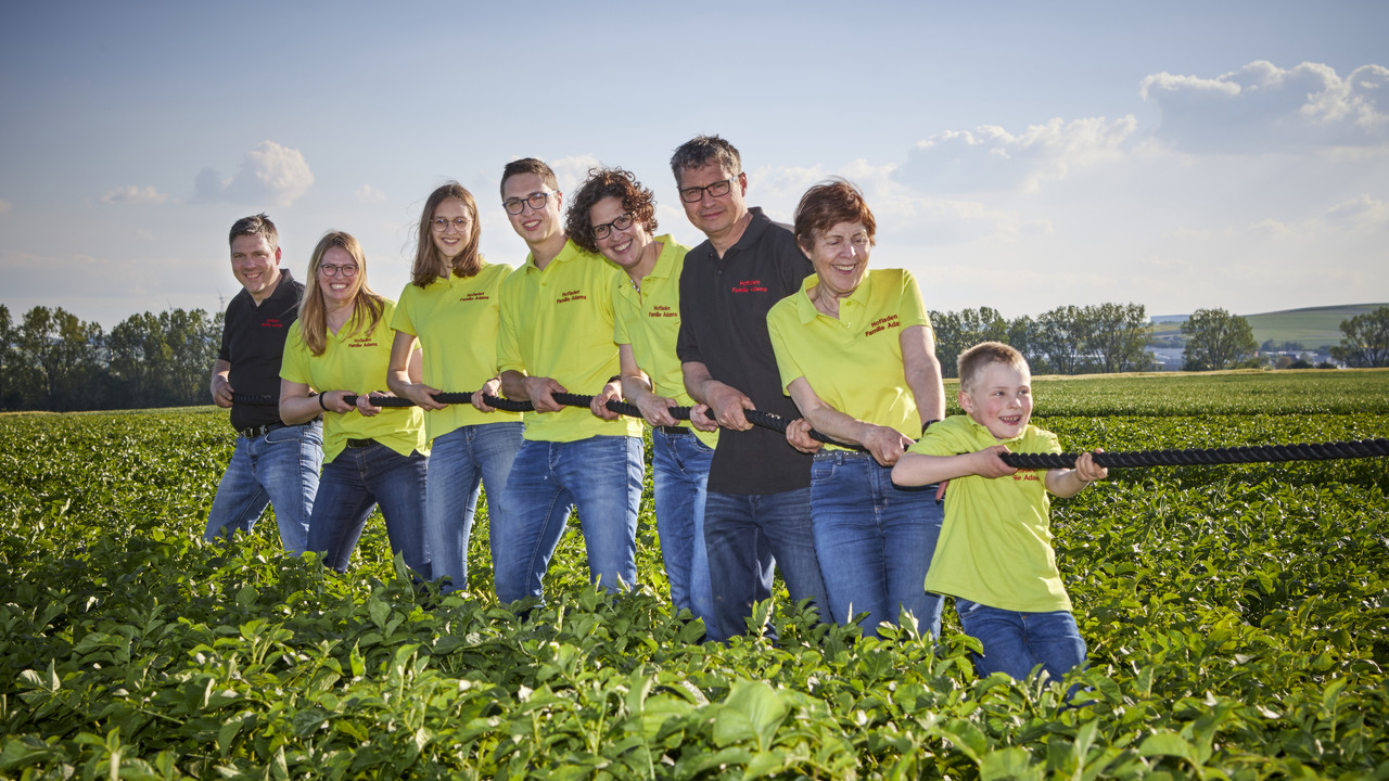 Familie Adams auf dem Feld